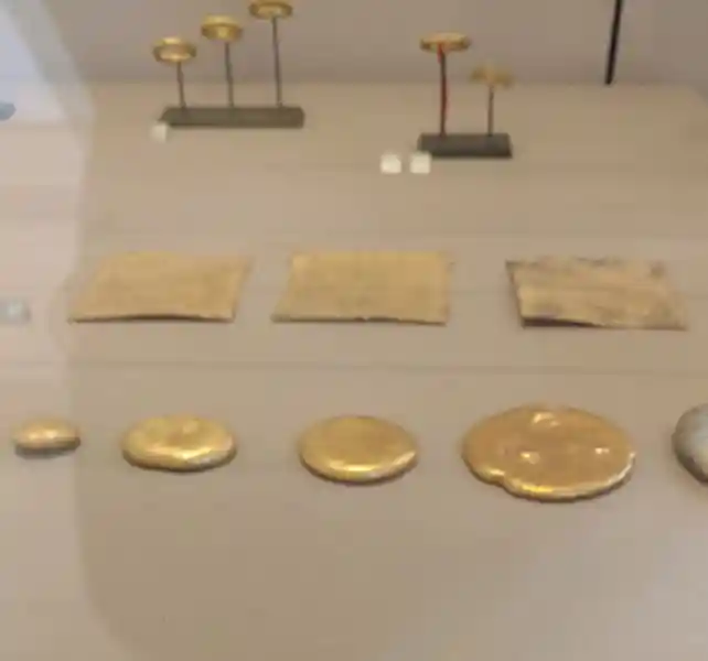 Gold discs and gold sheets